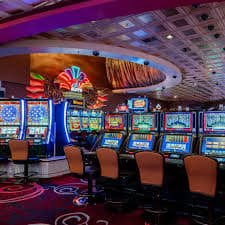 Meja roulette live dwe11 – dealer profesional memutar roda roulette secara langsung